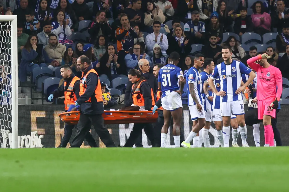 Zaidu sai de maca no FC Porto-Estrela da Amadora (créditos: van Del Val/Global Imagens)