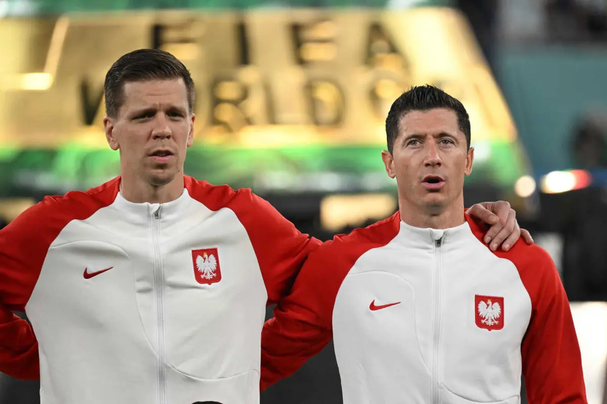 Szczesny e Lewandowski (créditos: AFP)