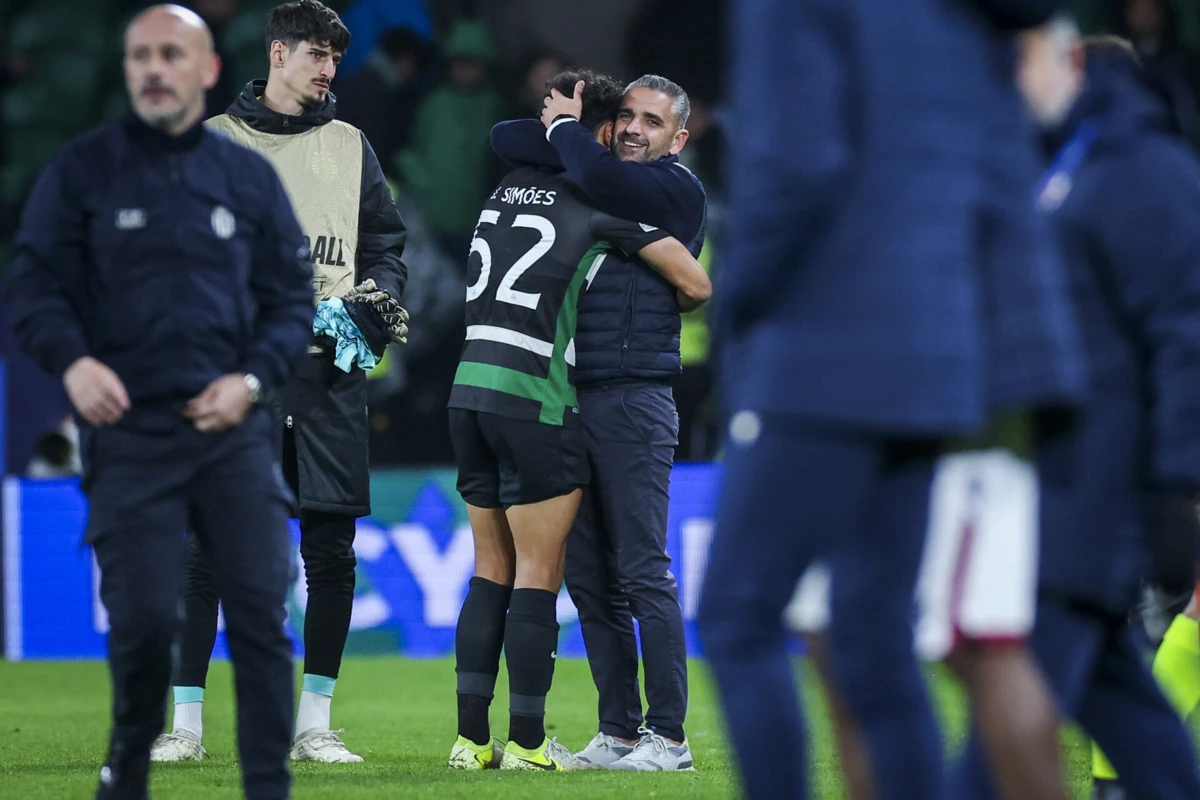 Rui Borges abraça João Simões ( EPA JOSE SENA GOULAO)