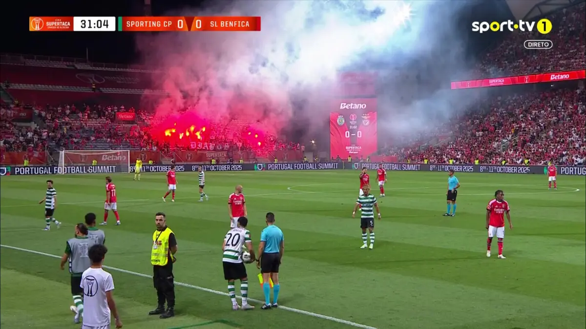 Imagem de contexto do artigo Adeptos do Benfica acenderam material pirotécnico na primeira parte da Supertaça