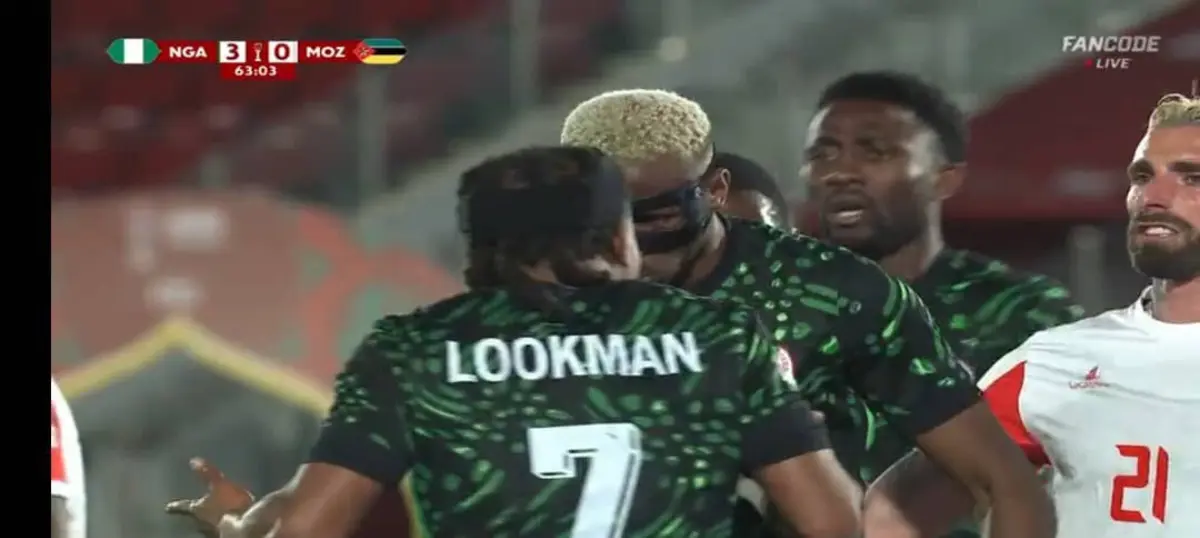 Imagem de contexto do artigo Vídeo: Osimhen e Lookman tiveram de ser separados por jogadores... de Moçambique