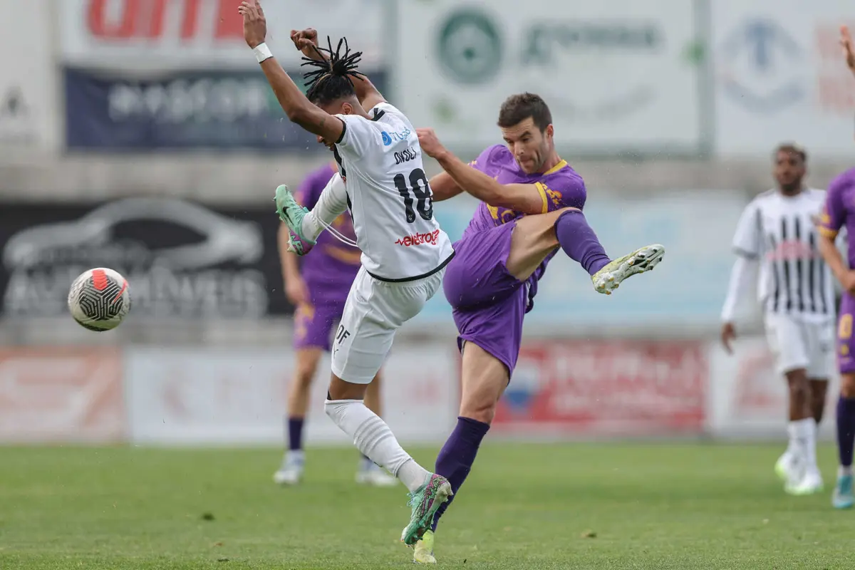 Sem rodeios, Zé Pedro afasta a bola de Francis Okoli, médio do Amarante (Créditos: Miguel Pereira/Global Imagens)