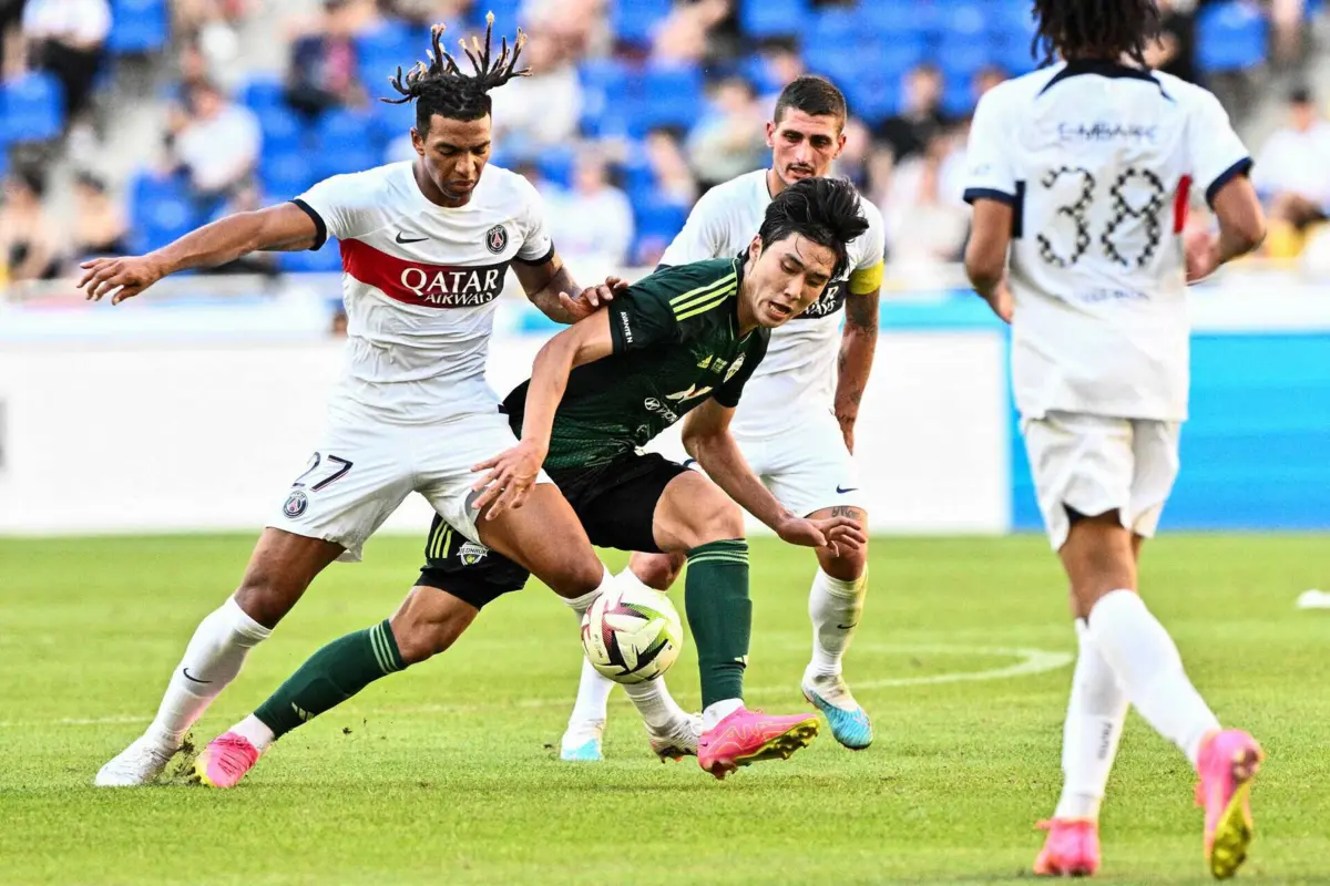 Cher Ndour, à esquerda (Créditos: ANTHONY WALLACE / AFP)