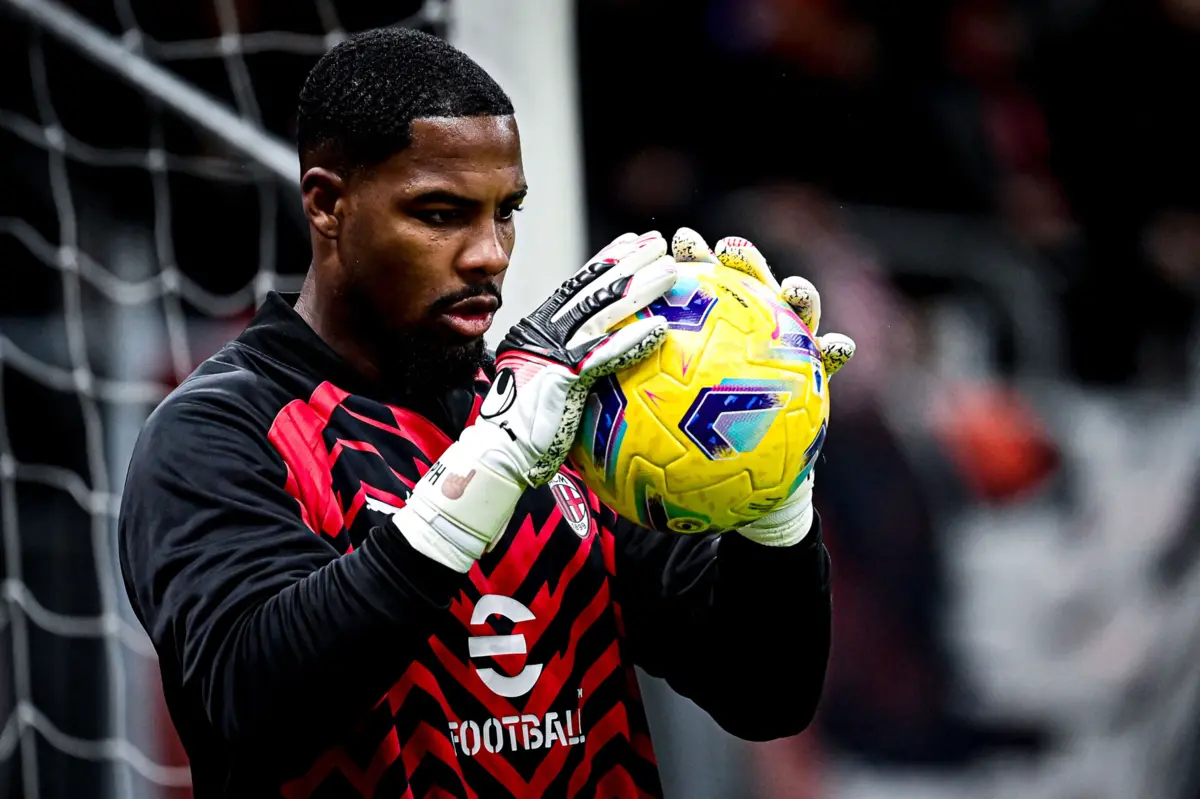 Mike Maignan alvo de insultos racistas (Créditos: AFP)