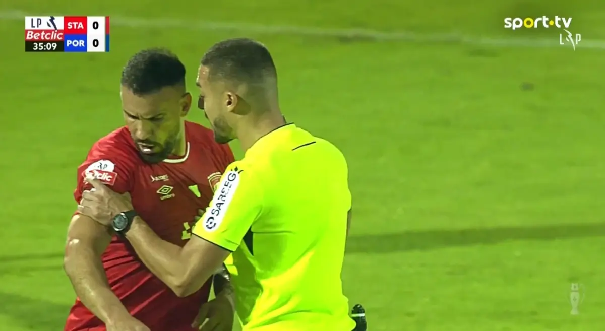 Imagem de contexto do artigo Insólito no Santa Clara-FC Porto: árbitro agarrou Luís Rocha e a reação foi esta
