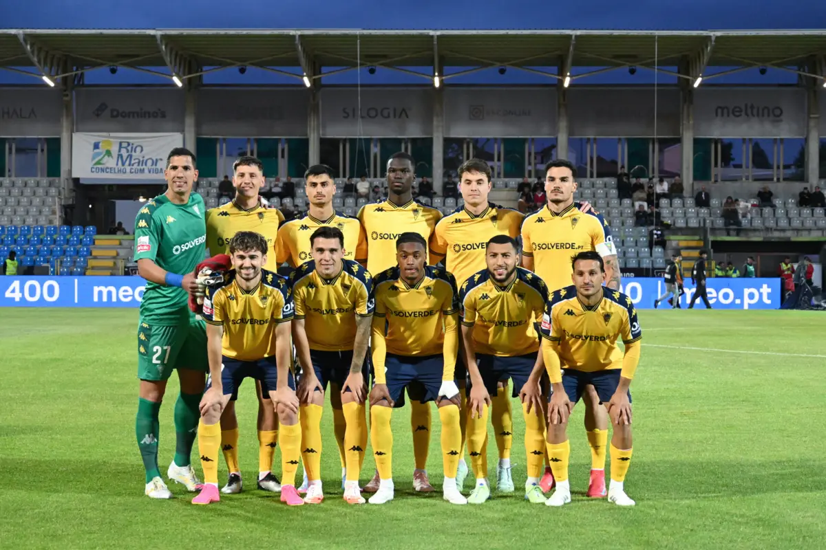 A equipa do Estoril que iniciou o jogo frente ao Casa Pia (Créditos: Lusa)