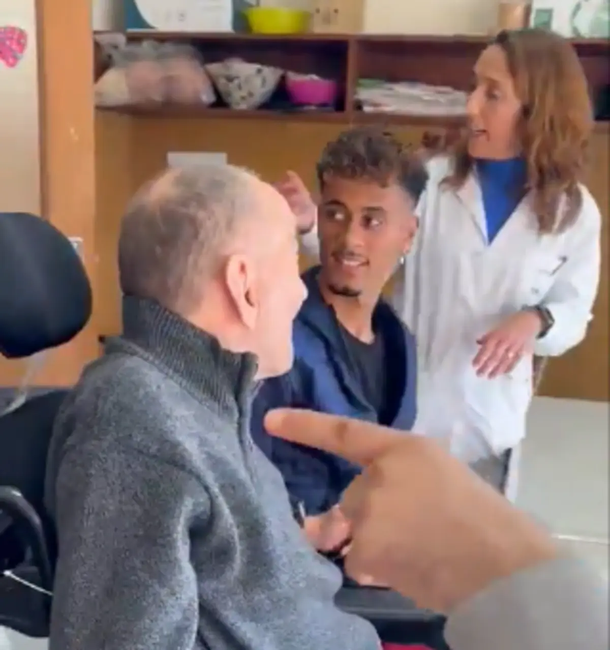 Imagem de contexto do artigo Gonçalo Borges em ação solidária a distribuir sorrisos