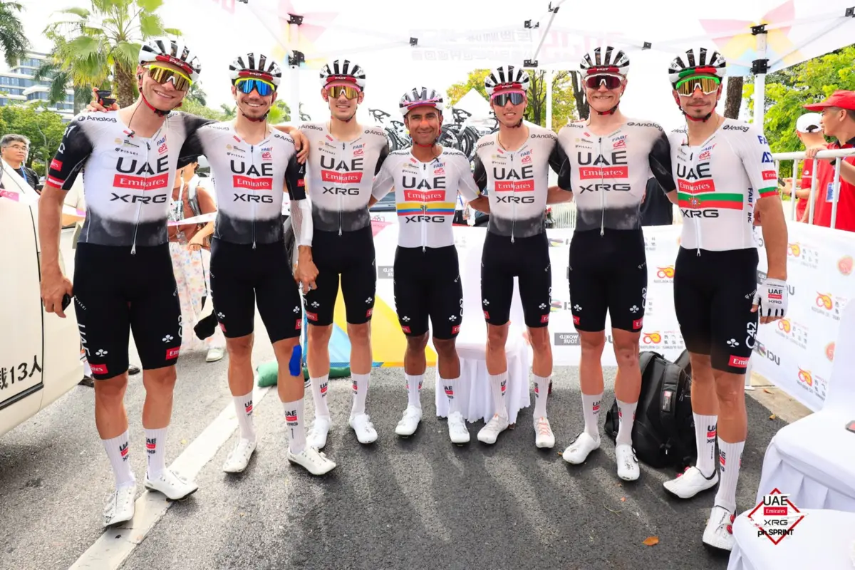 A equipa da UAE Team Emirates que alinhou na Volta a Guangxi