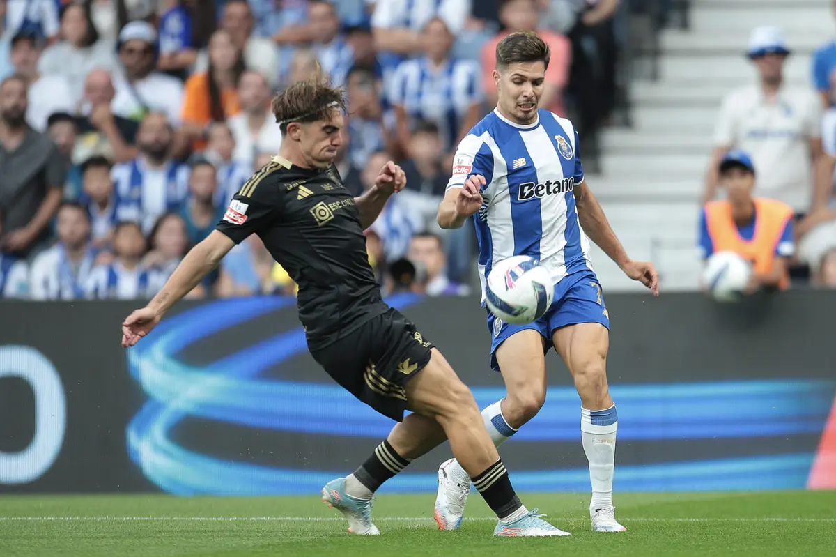 Larrazabal disputa a bola com Francisco Moura (créditos: LUSA)