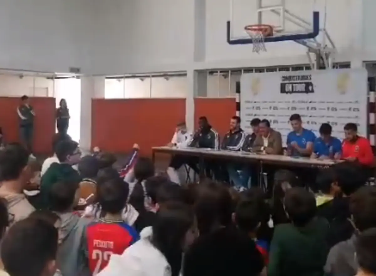 Imagem de contexto do artigo Álvaro Pacheco em conversa com crianças de escola onde estudou