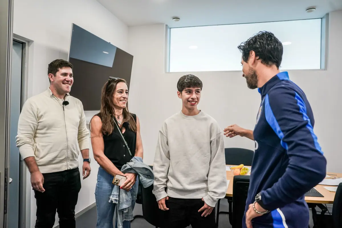Imagem de contexto do artigo Vítor Bruno recebeu sócios do FC Porto: "É mais um metrinho que se faz, mais uma bola..."