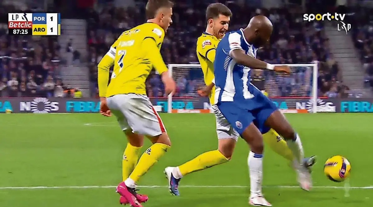 Imagem de contexto do artigo Tribunal O JOGO | Grande penalidade sobre Fofana é bem assinalada?