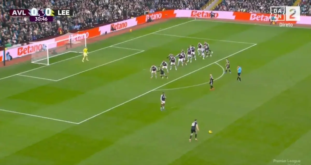 Imagem de contexto do artigo Vídeo: golaço de livre direto para ver e rever no Aston Villa-Leeds