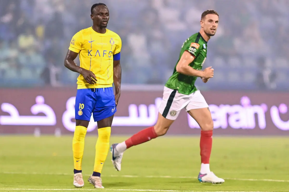 Mané e Henderson foram colegas no Liverpool e eram adversários na Arábia Saudita (Créditos: AFP)