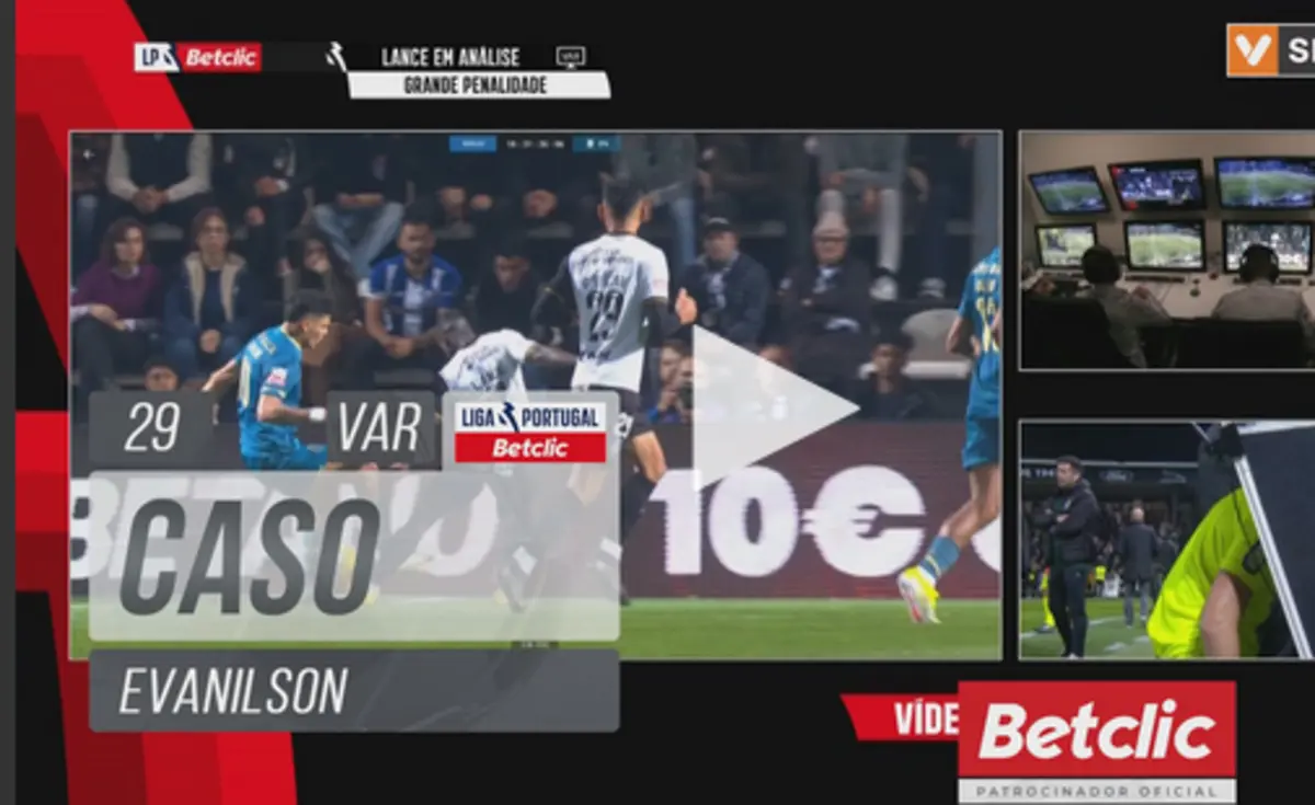 Imagem de contexto do artigo João Pinheiro assinala penálti na área do Farense e reverte após aviso do VAR. Veja o lance