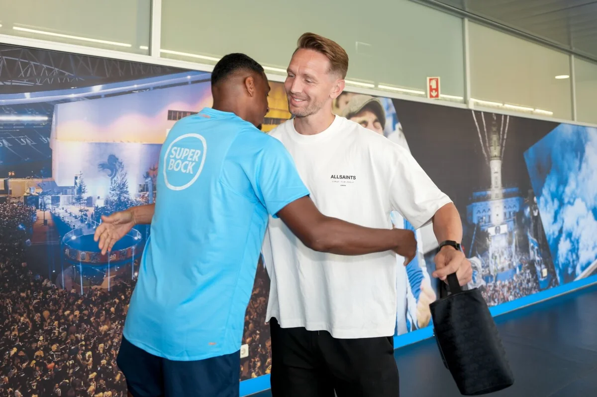 Imagem de contexto do artigo O abraço a Luuk de Jong na estreia de Pablo Rosario nos treinos do FC Porto