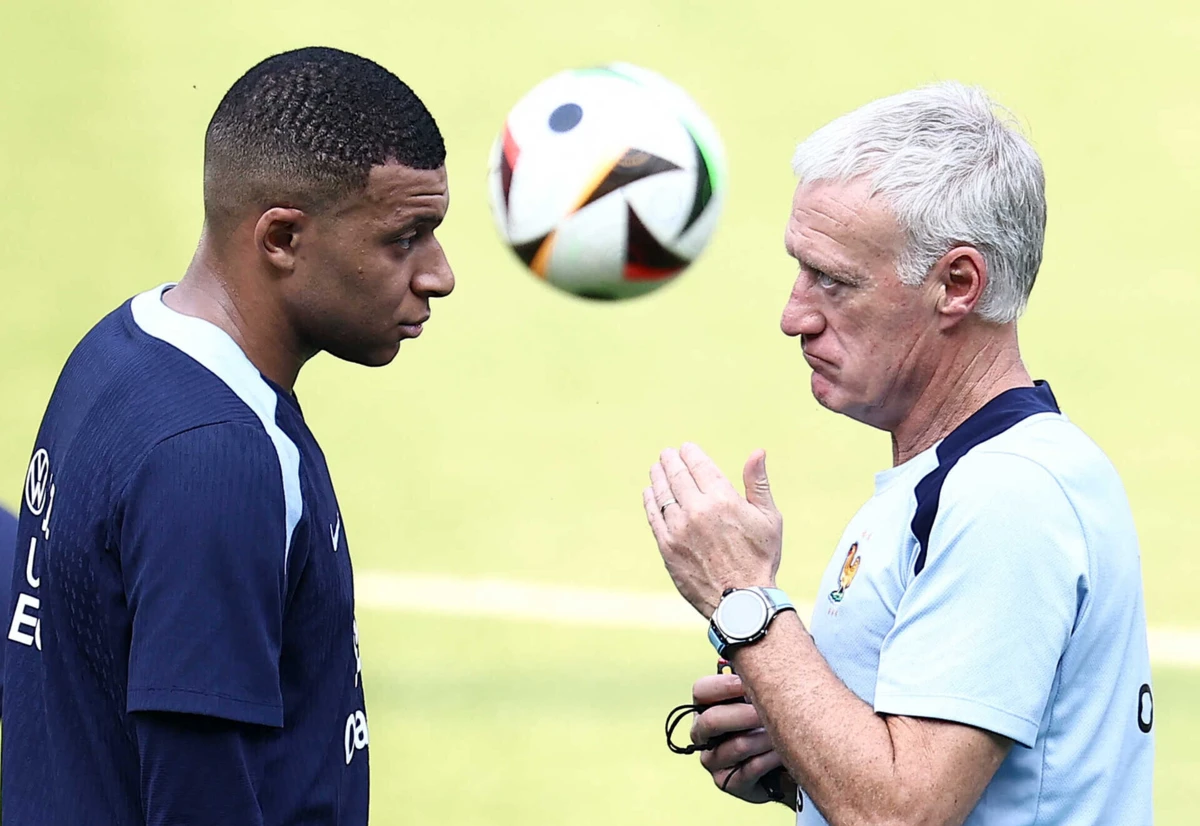 Mbappé e Deschamps (créditos: AFP)