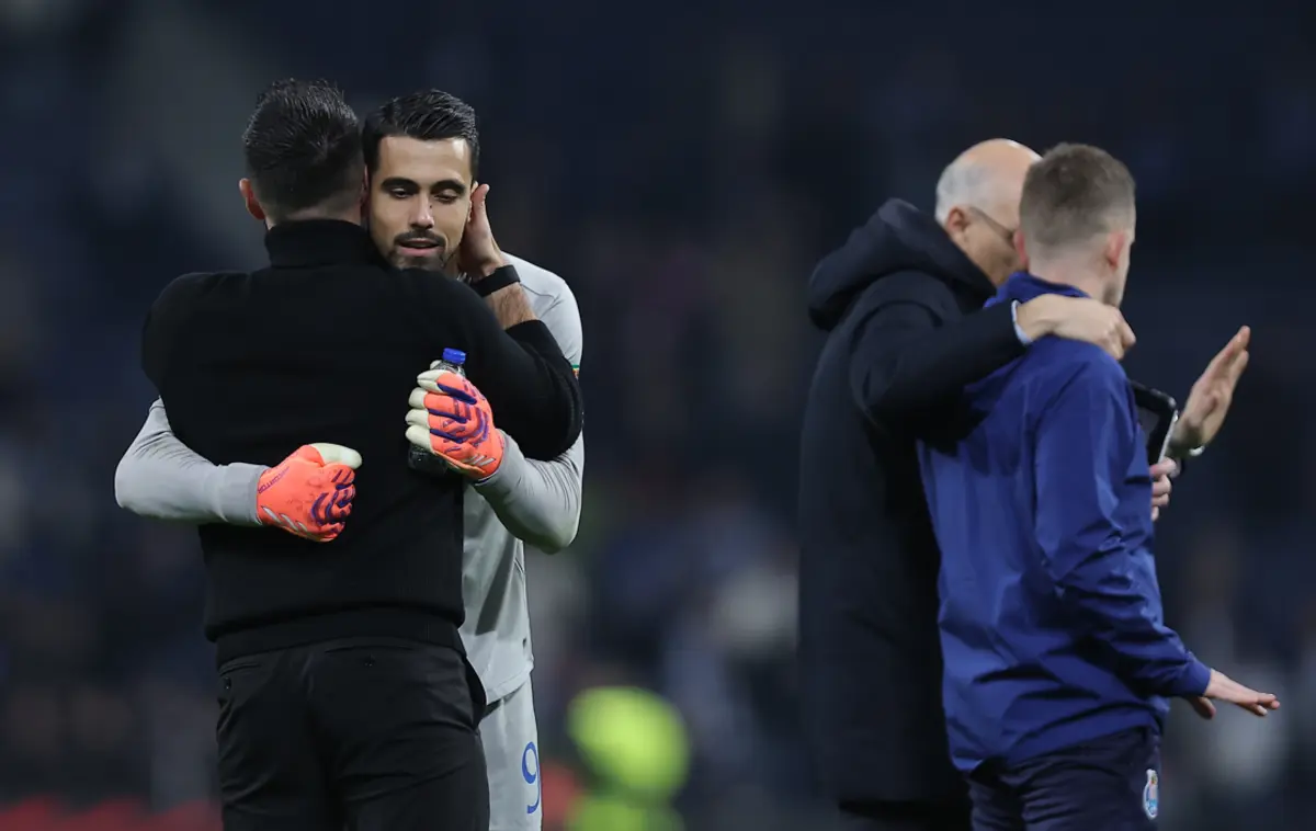 Diogo Costa num abraço a Farioli