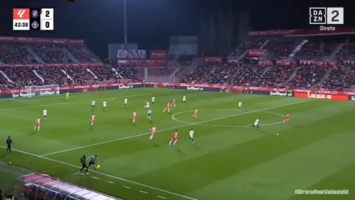 Imagem de contexto do artigo Insólito: assistente esbarra no treinador do Girona e precisa de assistência