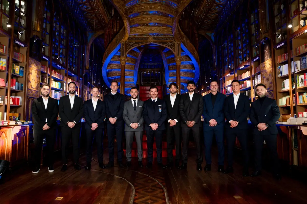 Felipe Sánchez (na esquerda) com a restante equipa técnica do FC Porto e o presidente André Villas-Boas