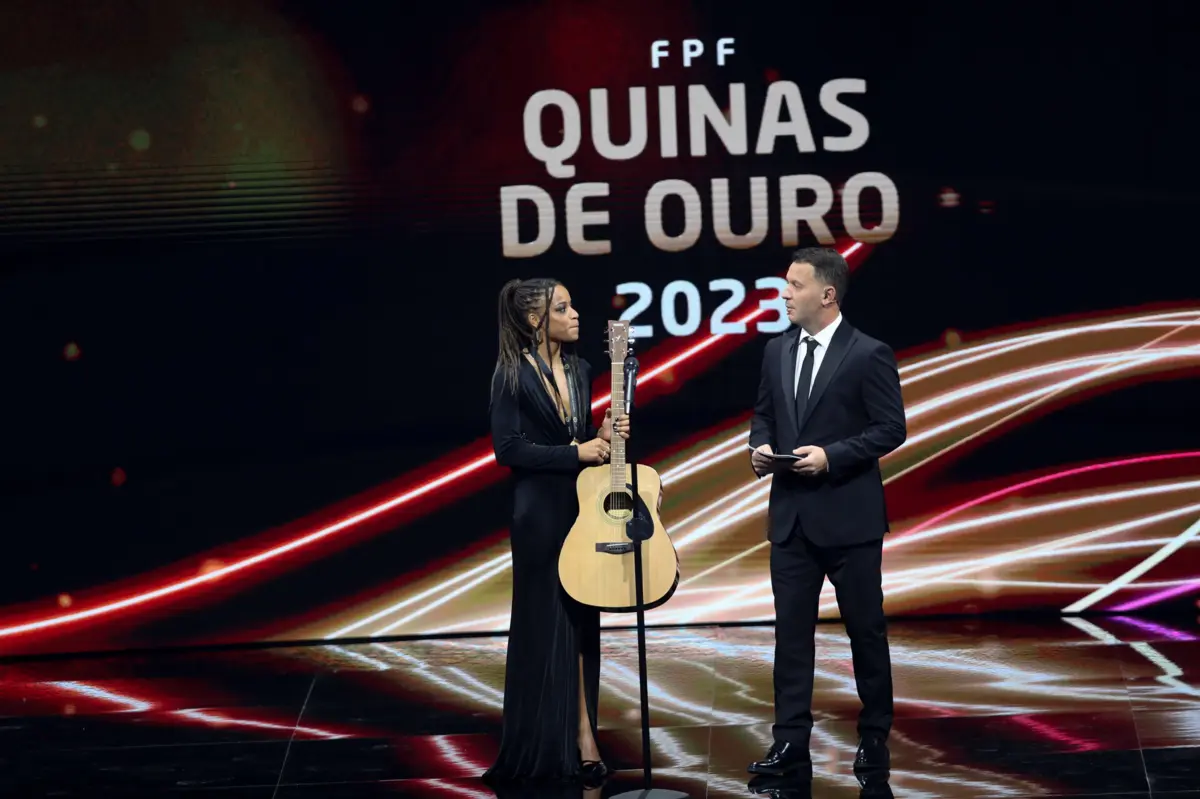 Imagem de contexto do artigo Jéssica Silva arrisca na viola e sobe ao palco com a irmã e a ajuda de Lara Pintassilgo