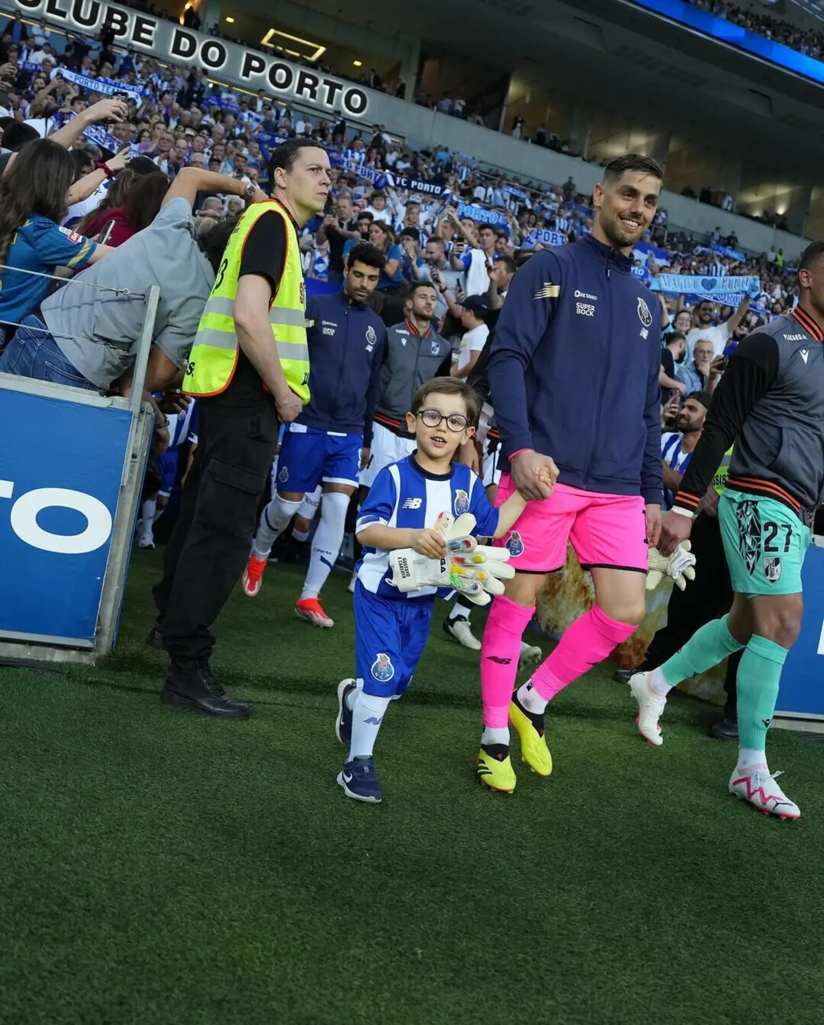 Imagem de contexto do artigo Cláudio Ramos entrou em campo no FC Porto-Vitória acompanhado pelo filho