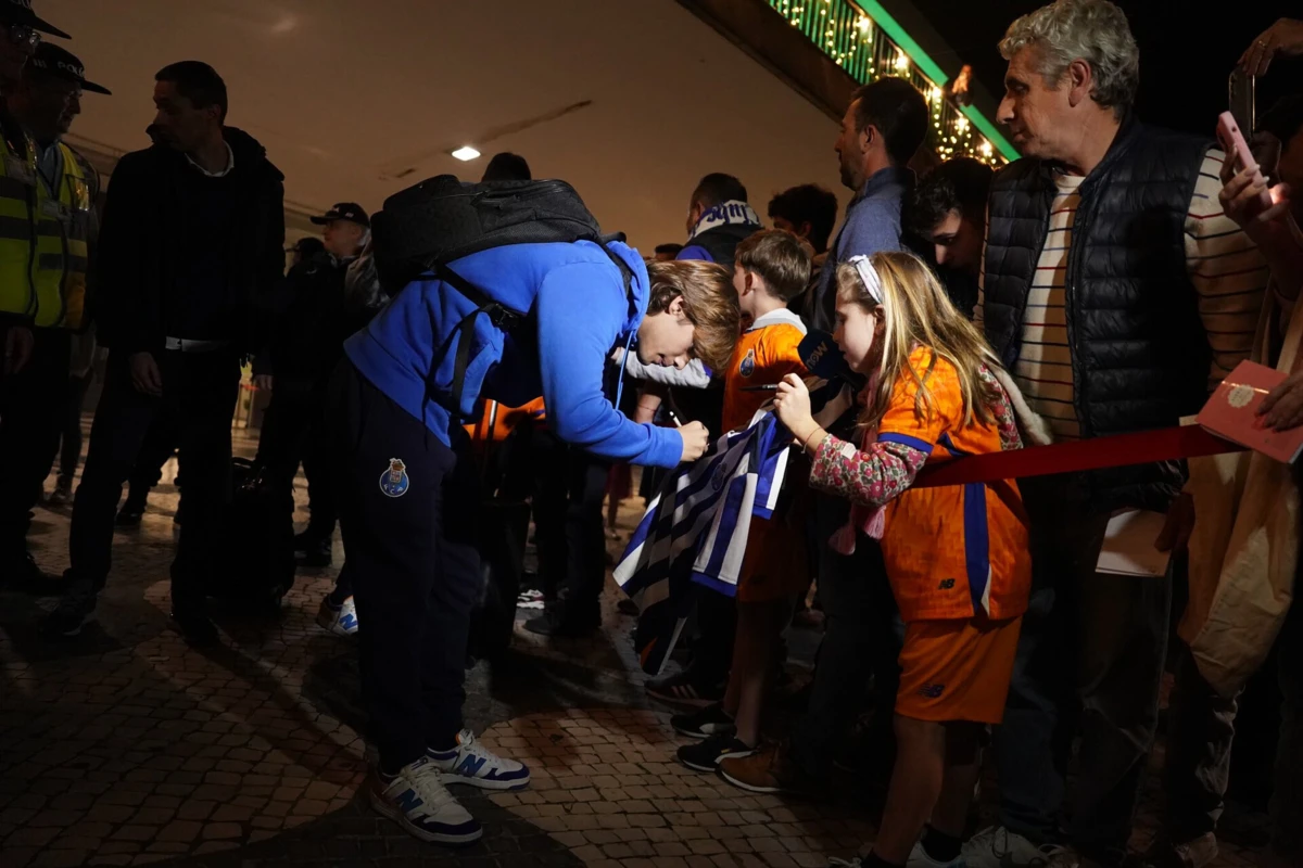 Imagem de contexto do artigo Adeptos à espera do FC Porto no aeroporto da Madeira