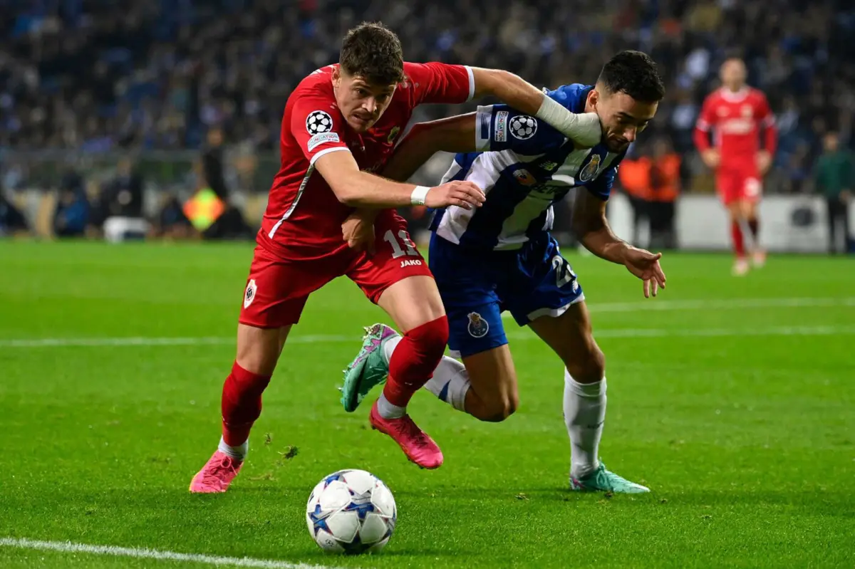 Imagem de contexto do artigo João Mário à direita e à esquerda: "Se o míster entender que devo jogar..."