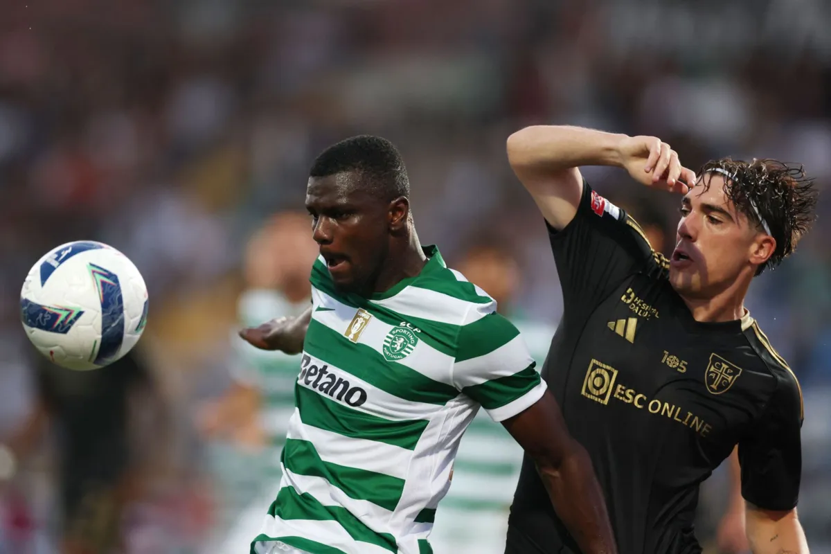 Diomande e Larrazabal disputam a bola