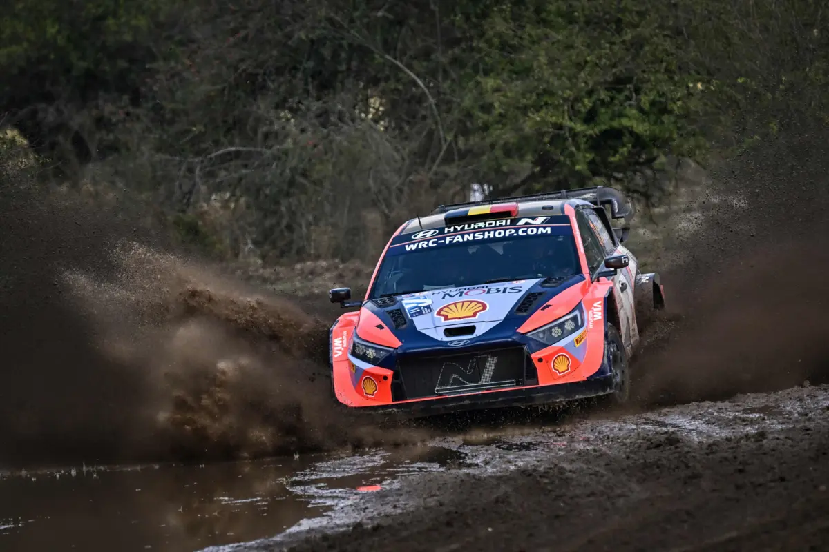 Thierry Neuville ao volante de um Hyundai i20 (Créditos: AFP)