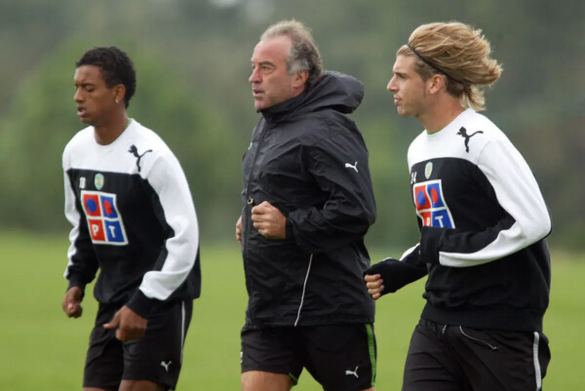 Carlos Pereira entre Nani e Miguel Veloso (créditos: JORGE AMARAL/GLOBAL IMAGENS)