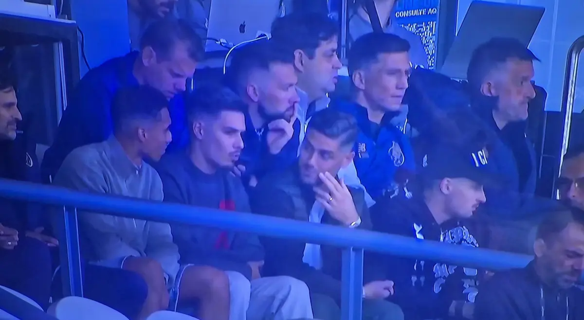 Imagem de contexto do artigo João Costa, Martim Fernandes e Karamoh titulares pelo FC Porto B, Farioli e colegas na bancada