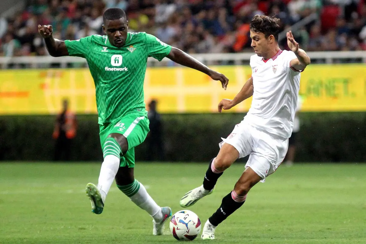 William Carvalho, à esquerda