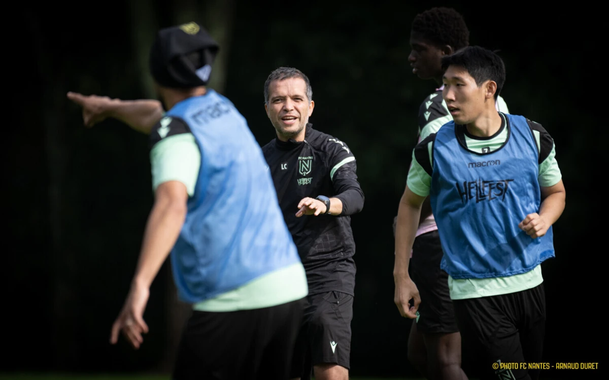 Imagem de contexto do artigo Luís Castro com suspeita de entorse no joelho após mini-jogo com a sua equipa técnica
