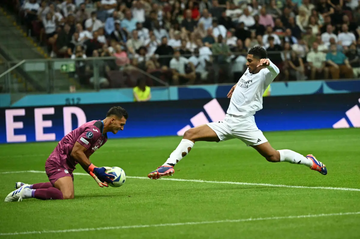 Juan Musso e Bellingham ( Sergei GAPON AFP)