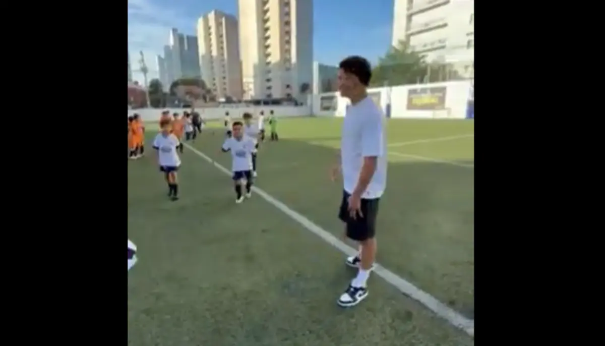 Imagem de contexto do artigo Evanilson visita a Dragon Force Fortaleza e faz as delícias das crianças