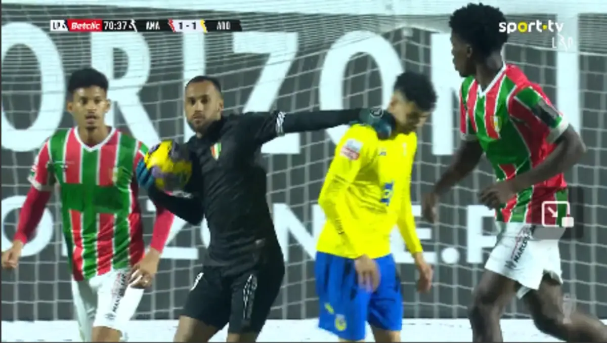 Imagem de contexto do artigo Guarda-redes do Estrela é expulso por agressão e o suplente entra e faz isto. Ora veja