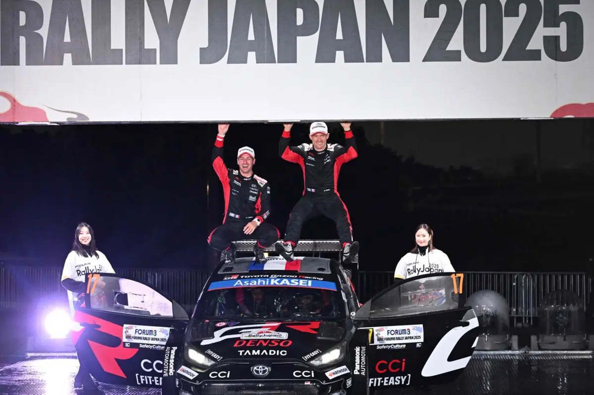 Ogier à direita na imagem