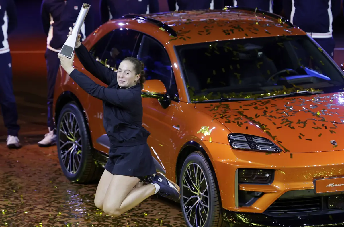 Ostapenko e o carro que ganhou como prémio (créditos: EPA)