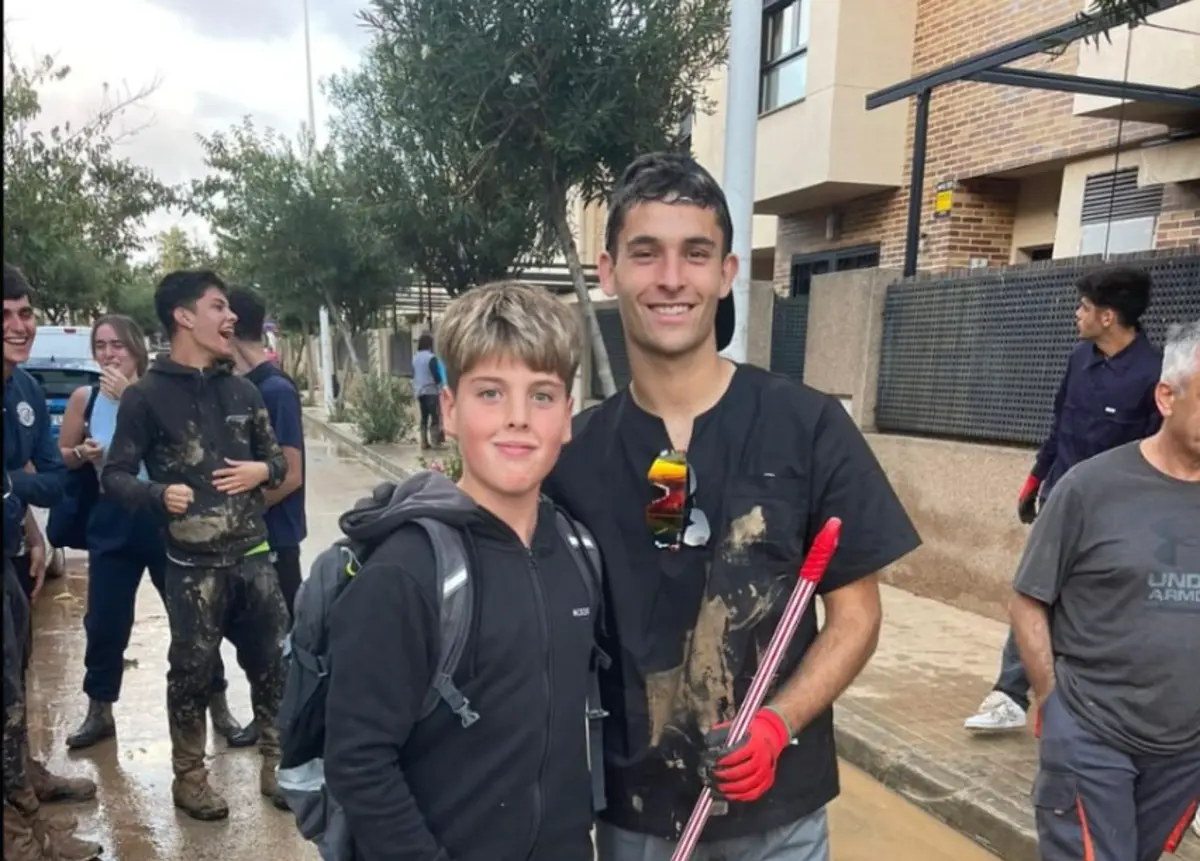 Jogadores do Valência ajudam na limpeza das zonas afetadas (créditos: X)