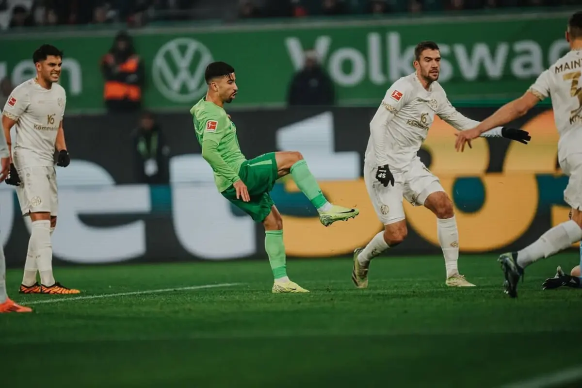 Amoura ao serviço do Wolfsburgo (Reprodução: Instagram do jogador)