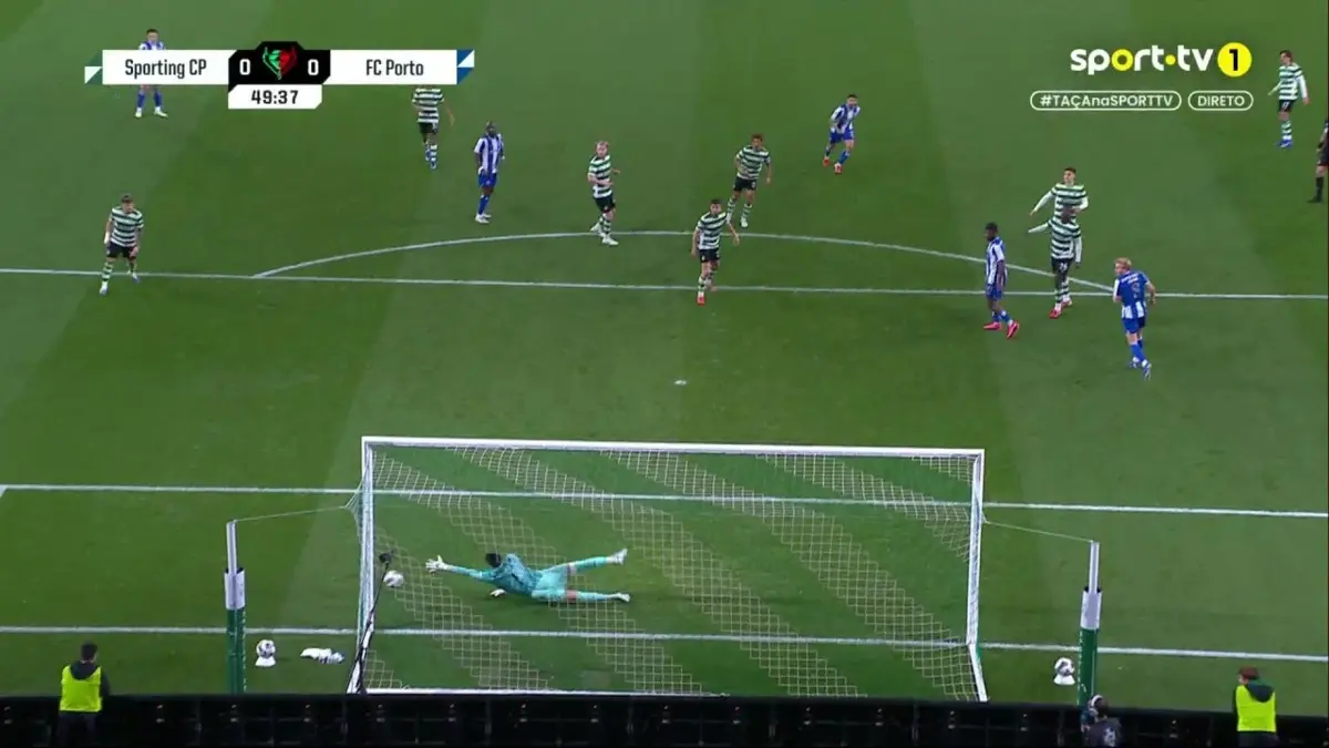 Imagem de contexto do artigo Remate ao poste de Alan Varela no Sporting-FC Porto. Veja o lance