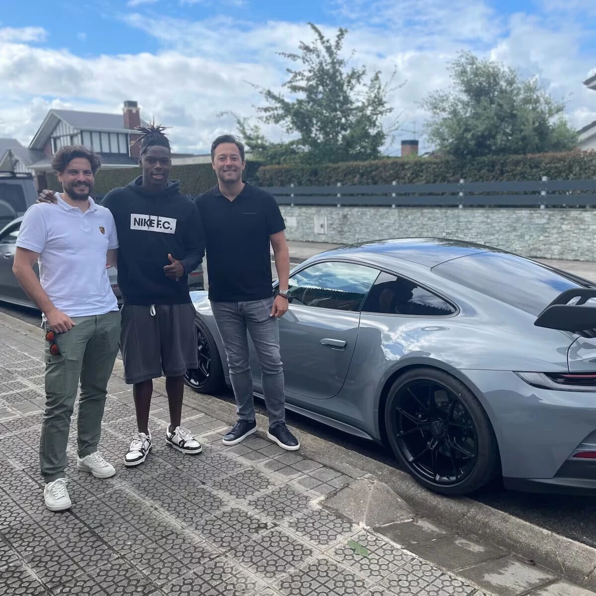 Nico Williams, ao meio, ao lado do novo Porsche