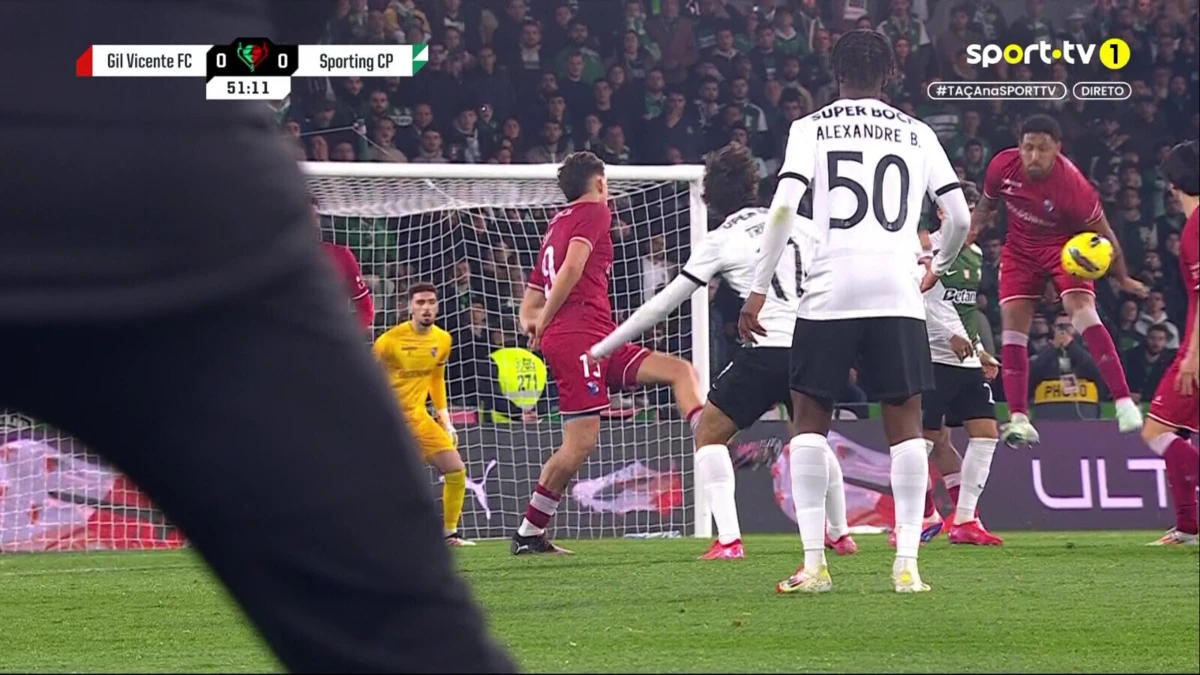 Imagem de contexto do artigo Após análise do VAR, Cláudio Pereira reverte penálti assinalado a favor do Sporting