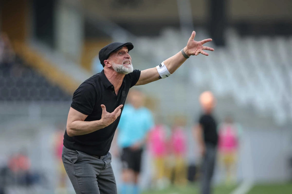 Imagem de contexto do artigo Álvaro Pacheco não orienta treino do V. Guimarães: saída prestes a ser formalizada