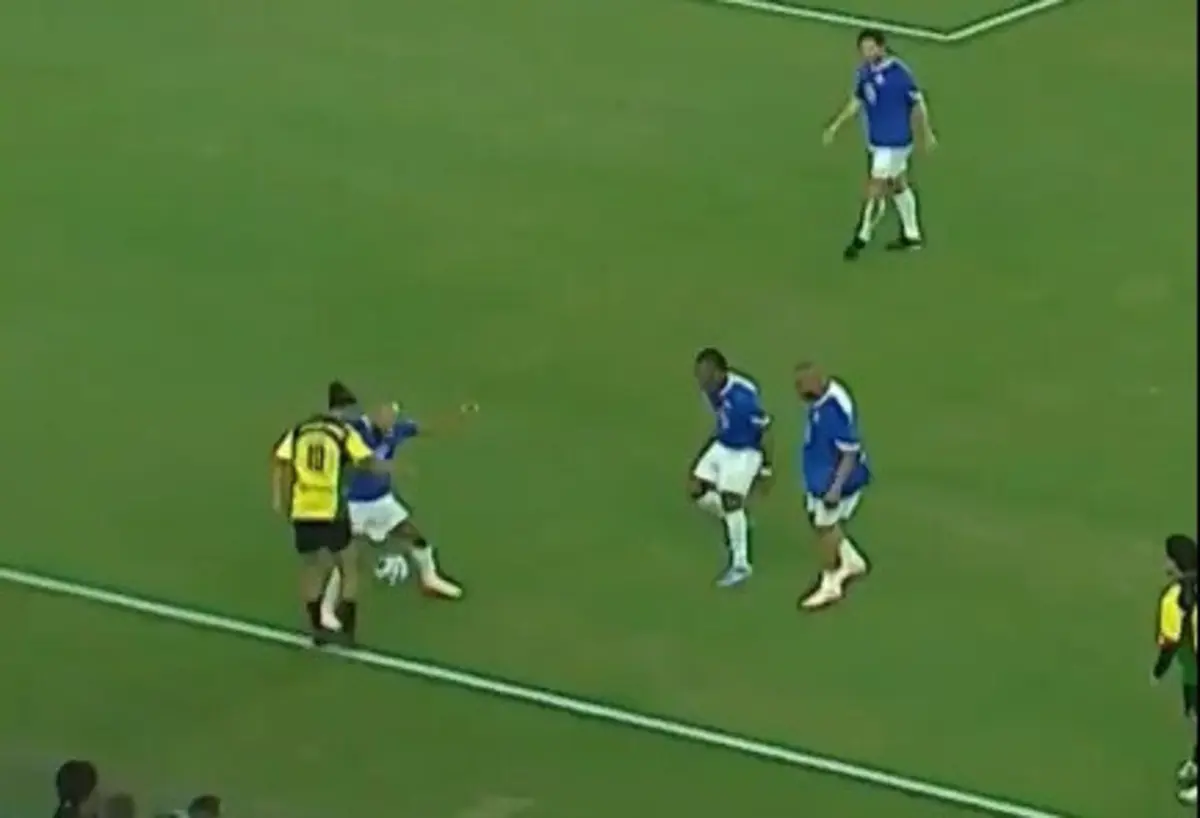 Imagem de contexto do artigo Guarda-costas de Messi não escapa a "túnel" de Ronaldinho: veja aqui