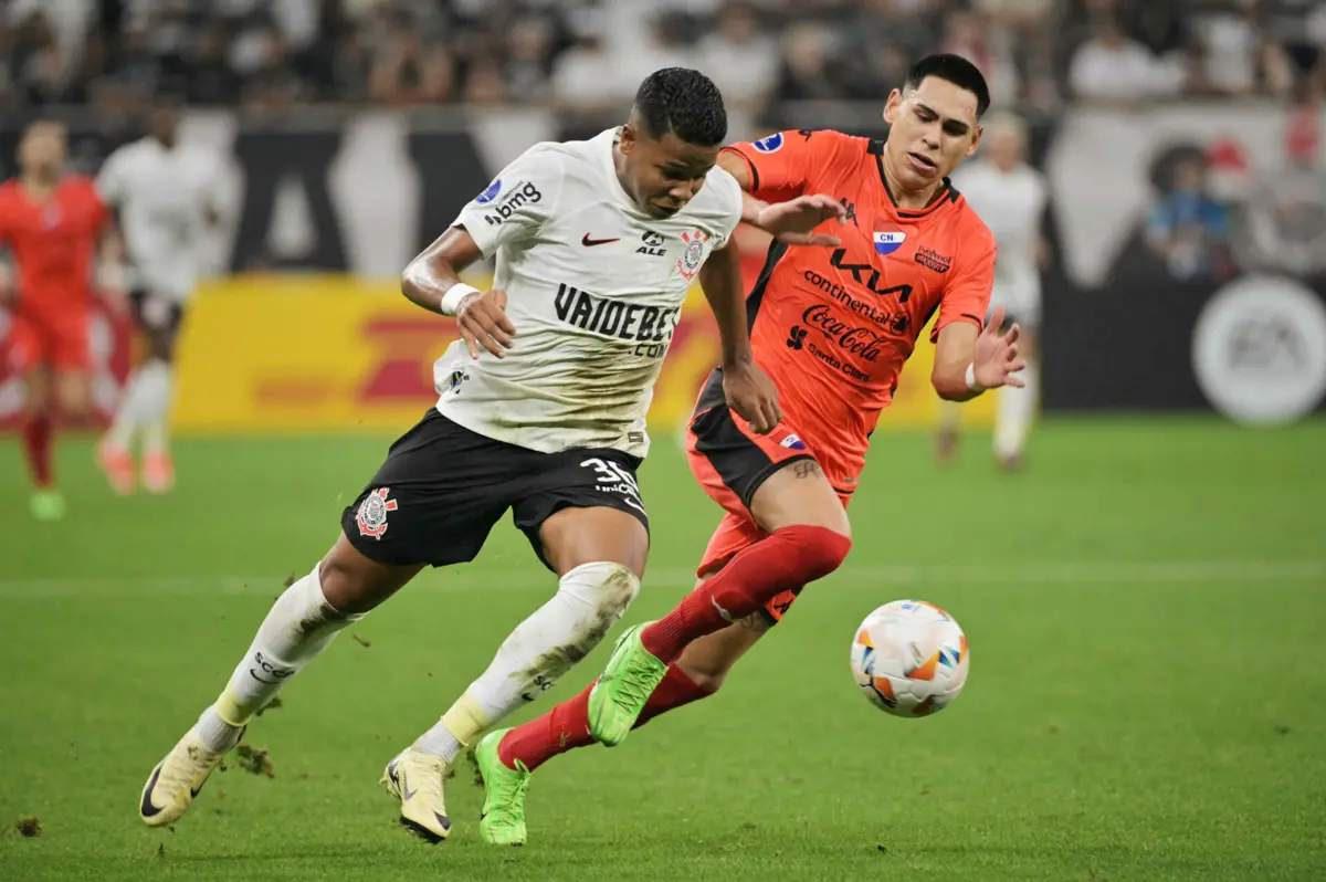 Wesley com a camisola do Corinthians (Créditos: AFP)