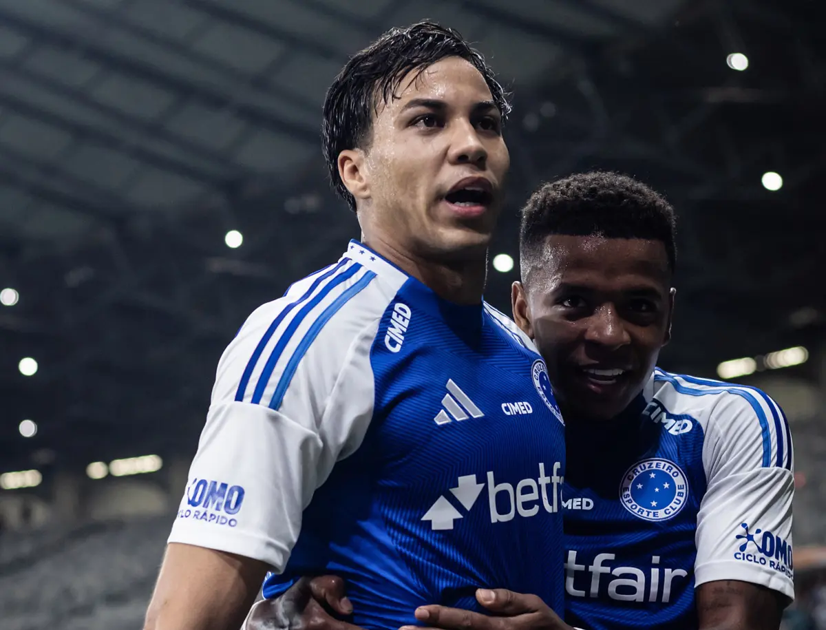 Kaio Jorge comemora o golo, abraçado por Arroyo