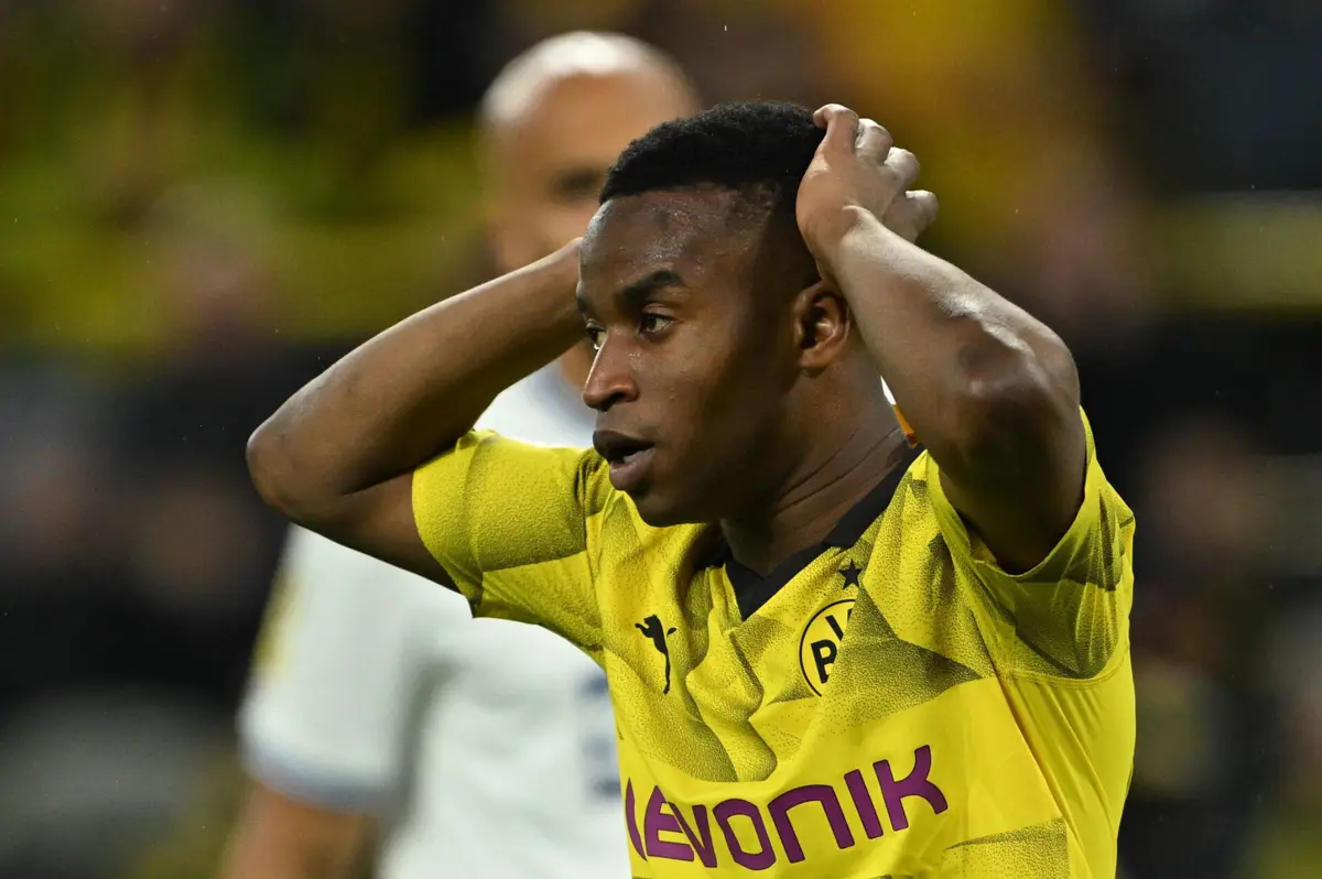Moukoko, pelo Dortmund (Créditos: INA FASSBENDER/AFP)