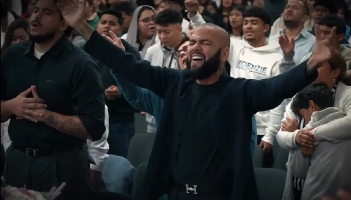 Imagem de contexto do artigo Dani Alves diz que fez "um pacto com Deus" e surge a pregar numa igreja. Ora veja